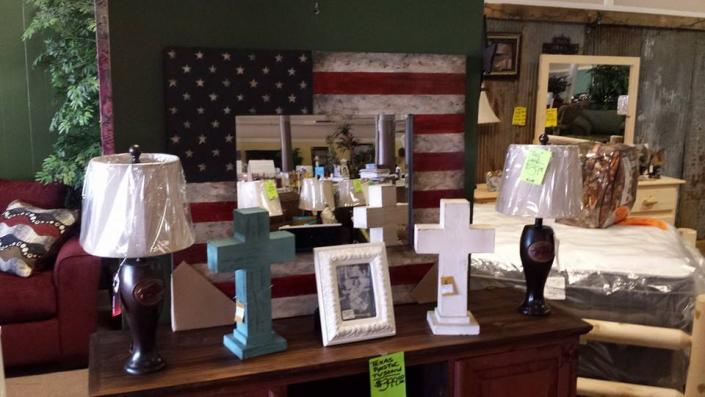 No matter what you are looking for, we have it! From lamps to wall hangings, our decor options are endless! 