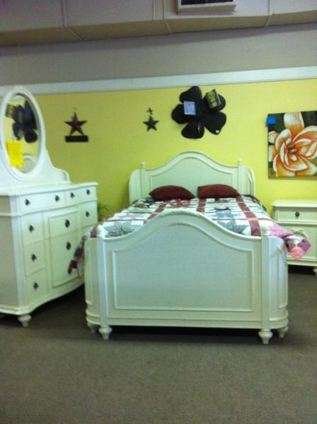 Beautify your home with this vintage bedroom suite. 